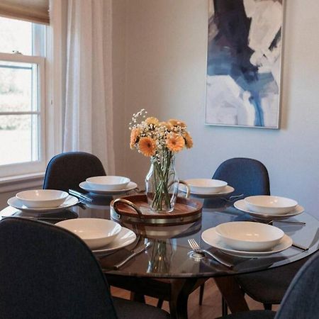 Style Meets Comfort In Beautiful Design Vancouver Bagian luar foto