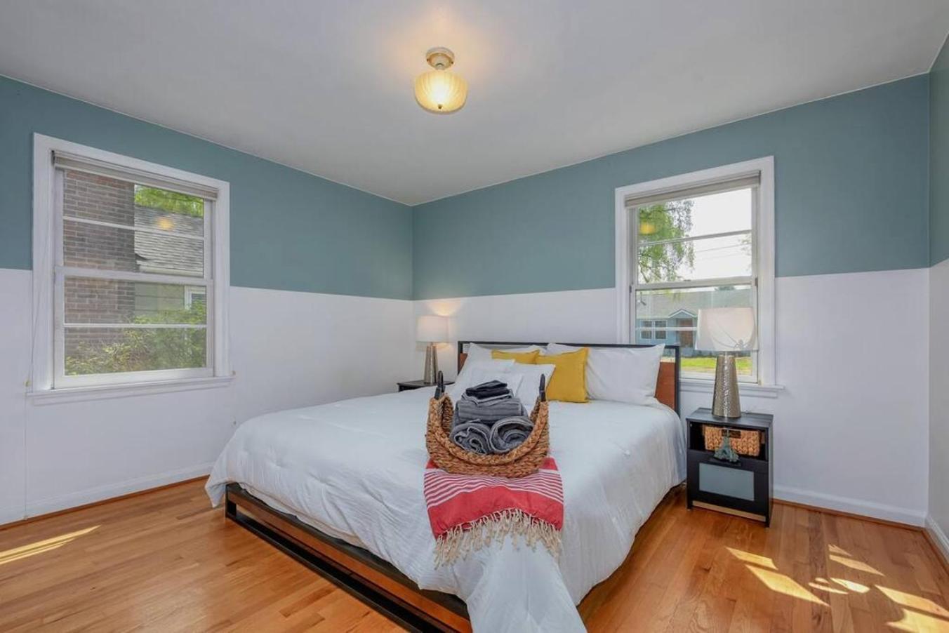 Style Meets Comfort In Beautiful Design Vancouver Bagian luar foto