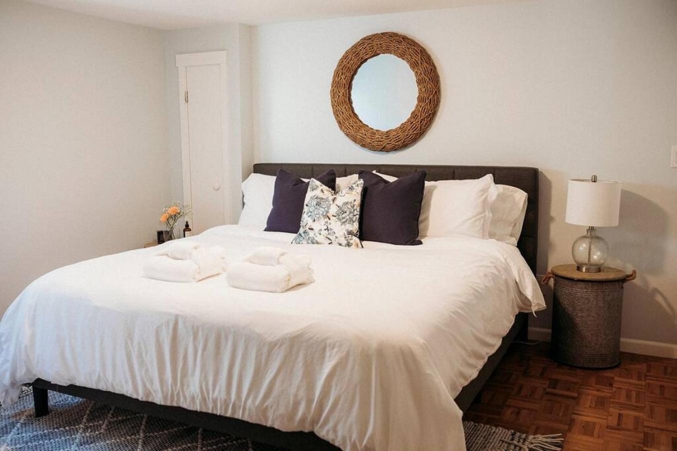 Style Meets Comfort In Beautiful Design Vancouver Bagian luar foto