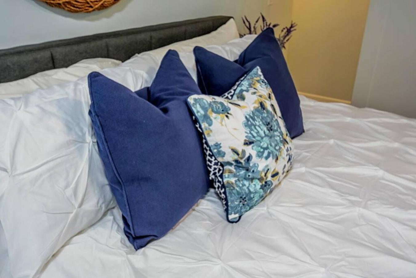 Style Meets Comfort In Beautiful Design Vancouver Bagian luar foto