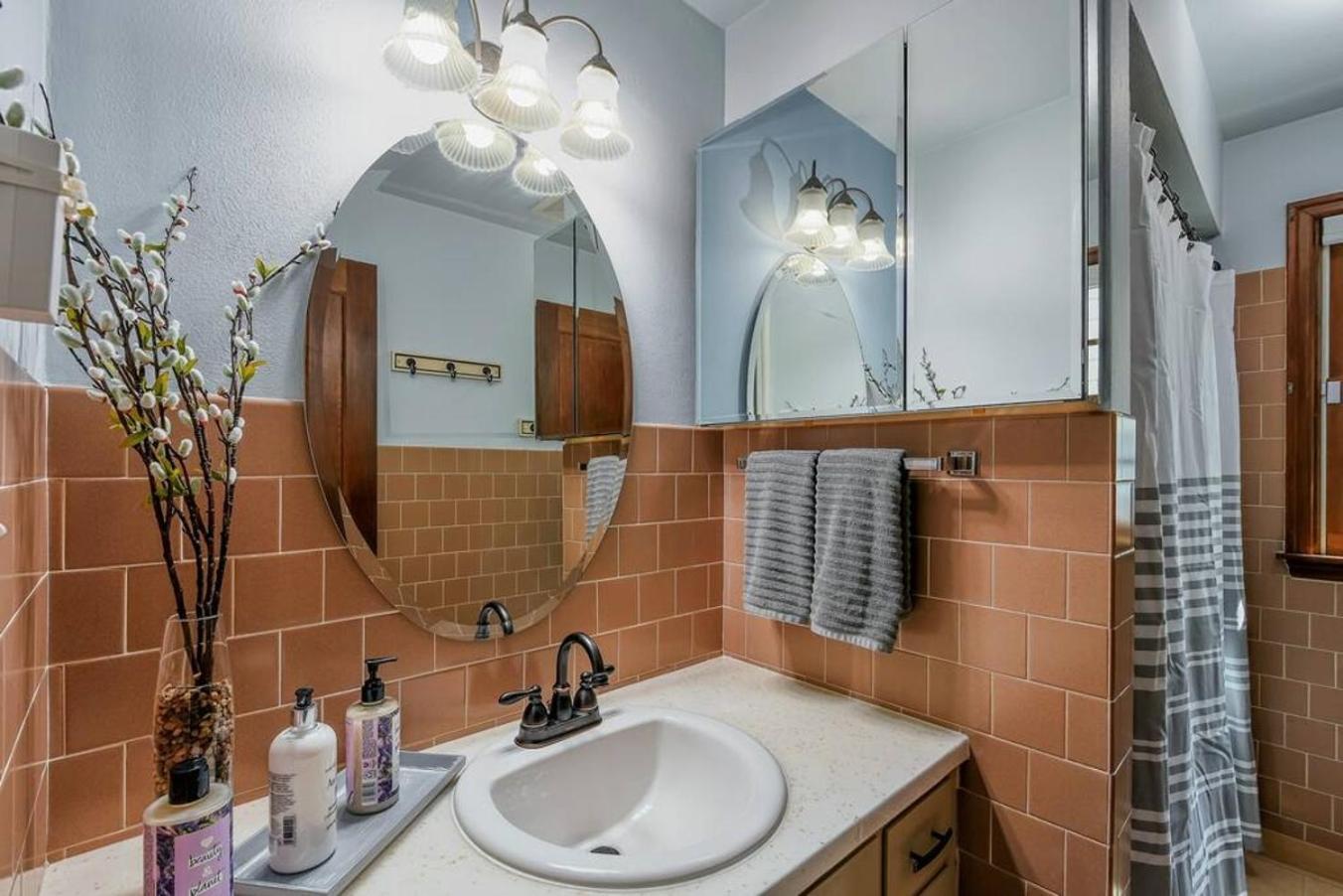 Style Meets Comfort In Beautiful Design Vancouver Bagian luar foto