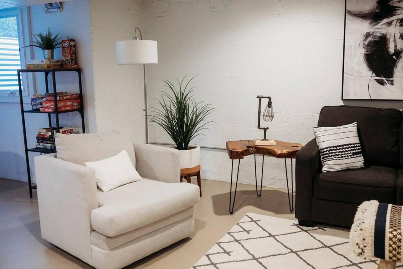 Style Meets Comfort In Beautiful Design Vancouver Bagian luar foto