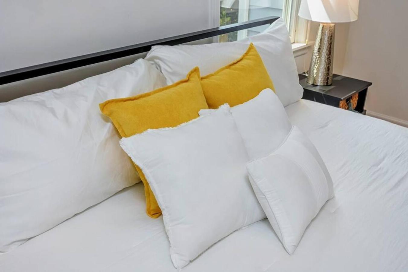 Style Meets Comfort In Beautiful Design Vancouver Bagian luar foto