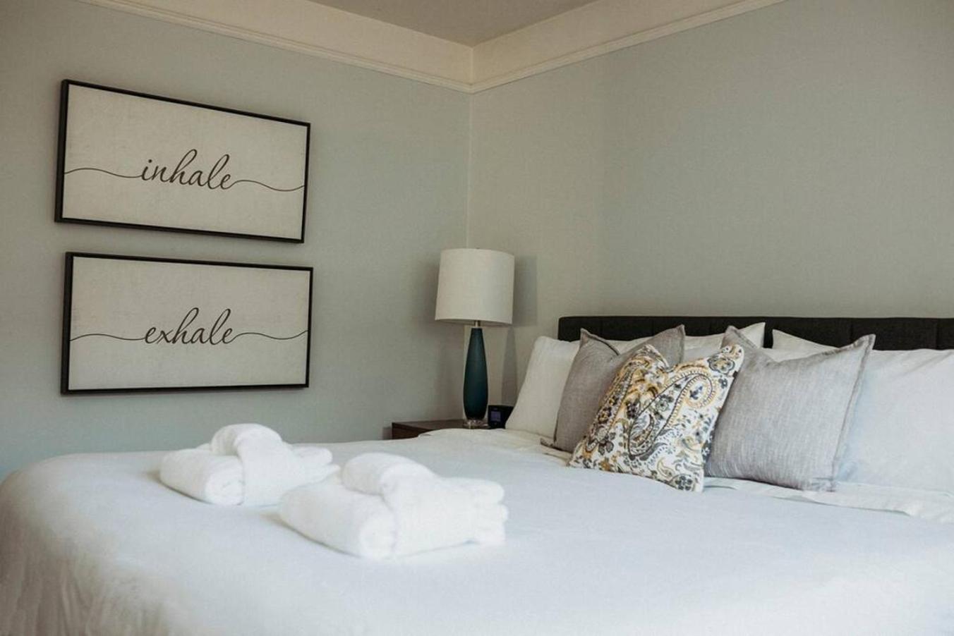 Style Meets Comfort In Beautiful Design Vancouver Bagian luar foto