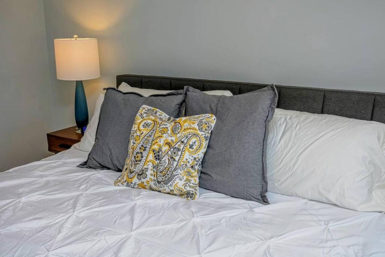 Style Meets Comfort In Beautiful Design Vancouver Bagian luar foto