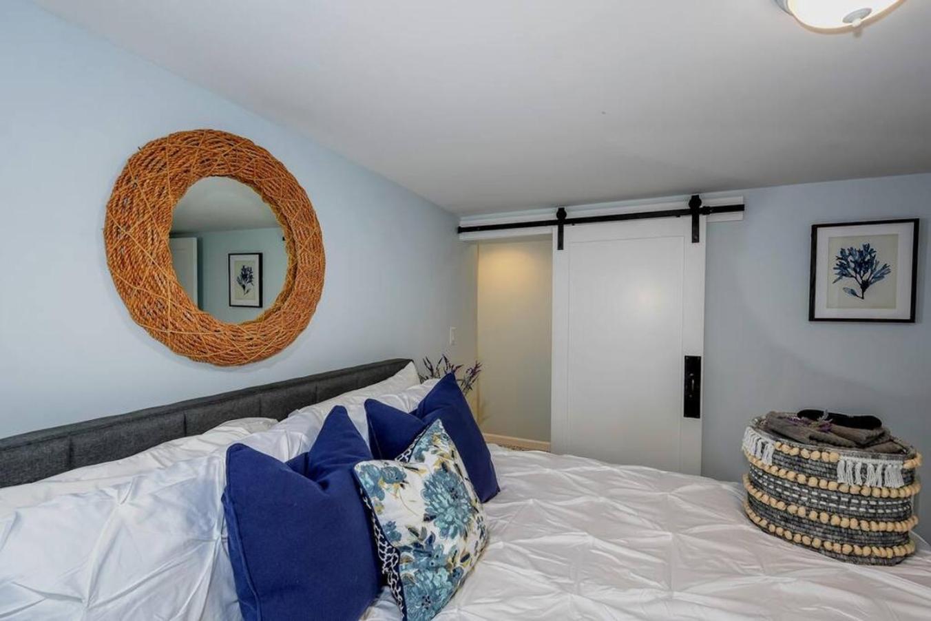 Style Meets Comfort In Beautiful Design Vancouver Bagian luar foto