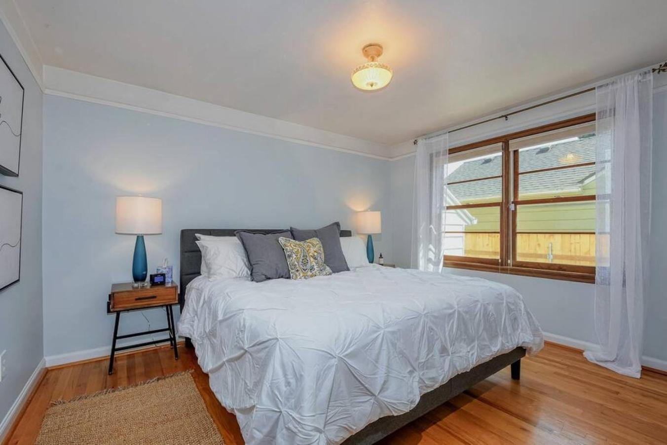 Style Meets Comfort In Beautiful Design Vancouver Bagian luar foto