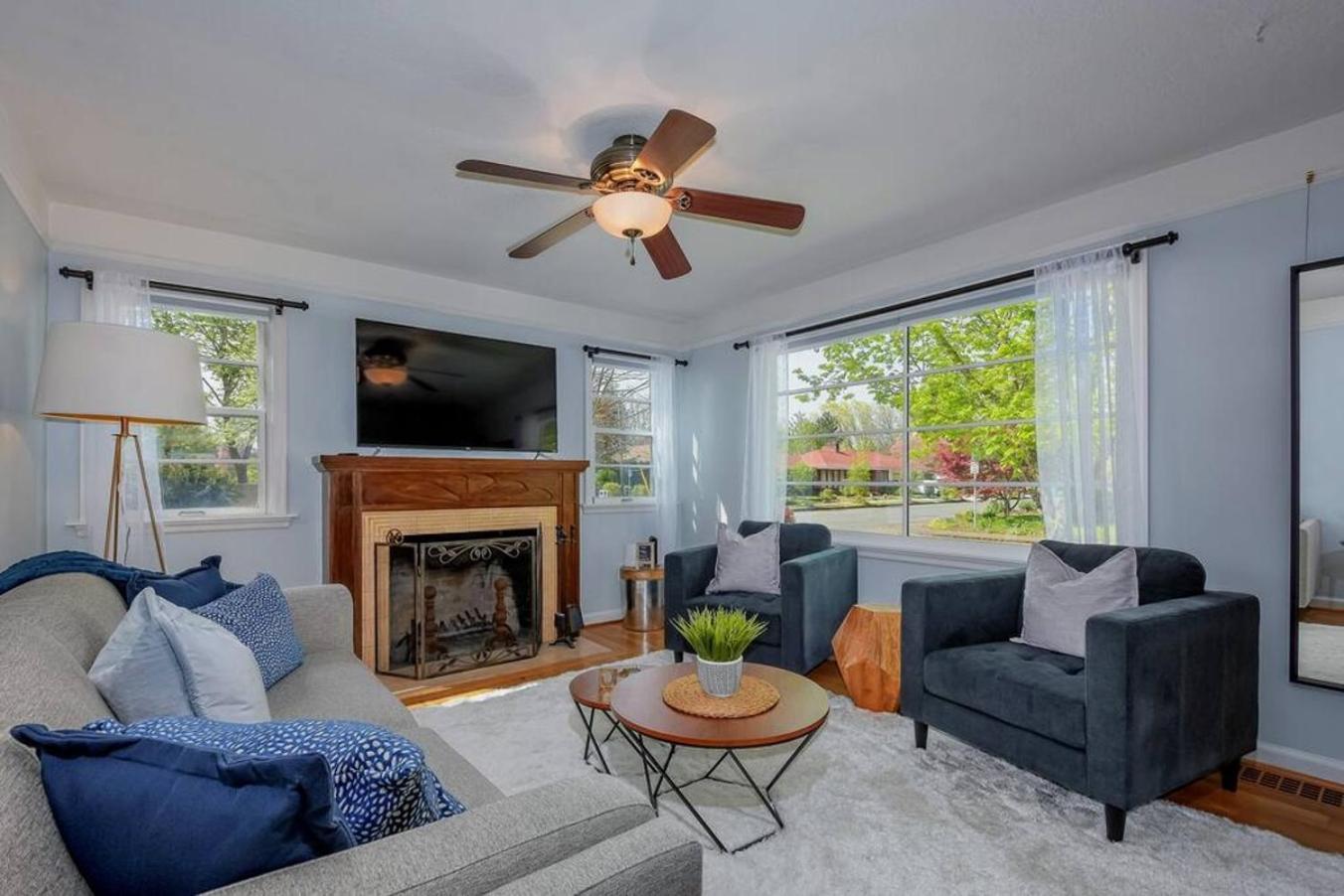 Style Meets Comfort In Beautiful Design Vancouver Bagian luar foto