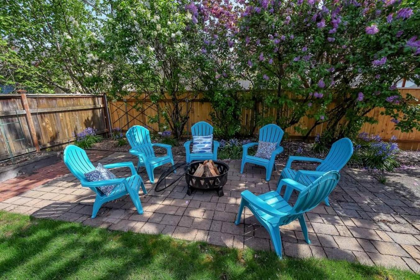 Style Meets Comfort In Beautiful Design Vancouver Bagian luar foto